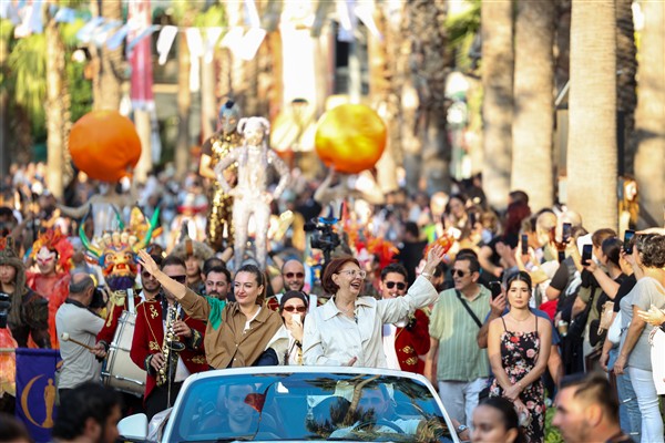 Antalya Altın Portakal Film Festivali’nde geleneksel kortej coşkusu