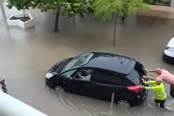 İspanya’nın Katalonya bölgesinde seller insanları araçlarda mahsur bıraktı