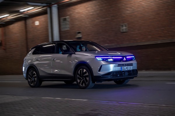 Opel, yapay zeka destekli aydınlatma iletişim sistemini sergiledi