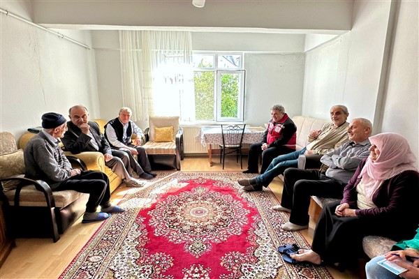 Ordu Valisi Muammer Erol yaşlıları evlerinde ziyaret etti