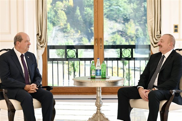 Aliyev, KKTC Cumhurbaşkanı Tatar ile bir araya geldi