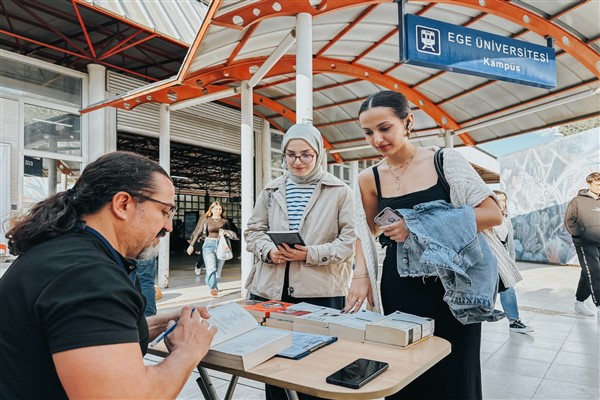 Gezici Kütüphane, Ege Üniversitesi Metro durağında