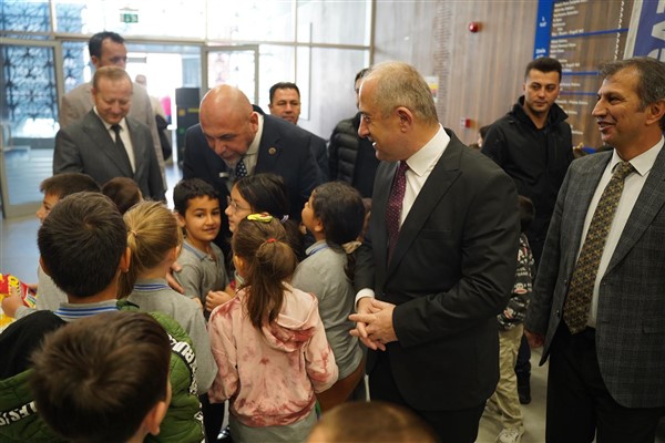 Başkan Aydın ve protokol, Orhangazi Belediyesi 6. Kitap Günlerinde stantları gezdi