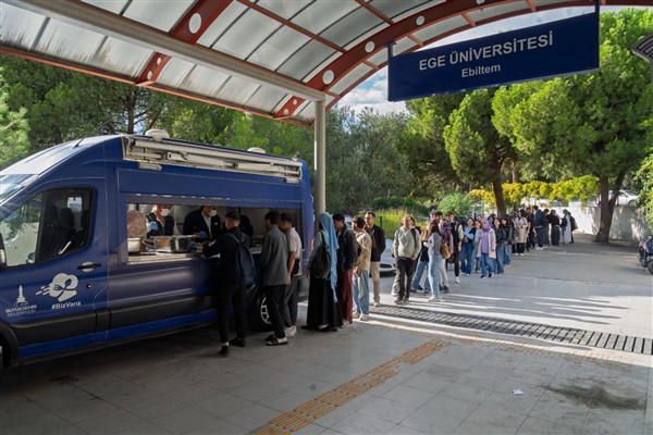 Büyükşehir’in üniversite öğrencilerine yemek dağıtımı devam ediyor