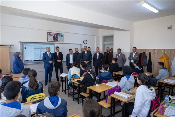 Başkan Er, Mevlana Ortaokulu öğrencileriyle bir araya geldi