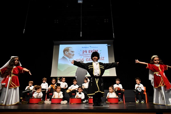 Beylikdüzü’nde öğrenciler, 29 Ekim Cumhuriyet Bayramı kapsamında gösteri düzenledi