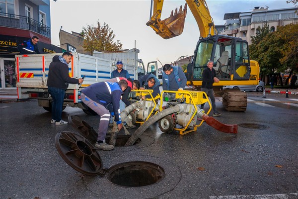 Uşak’ta kente su arzı sağlayan hattaki arıza onarılıyor
