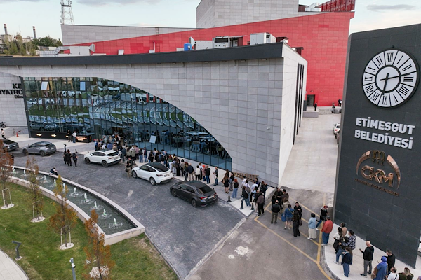 2. Uluslararası Kent Tiyatrosu Festivali’nde “En Sevdiğinden Başla” sahnelendi