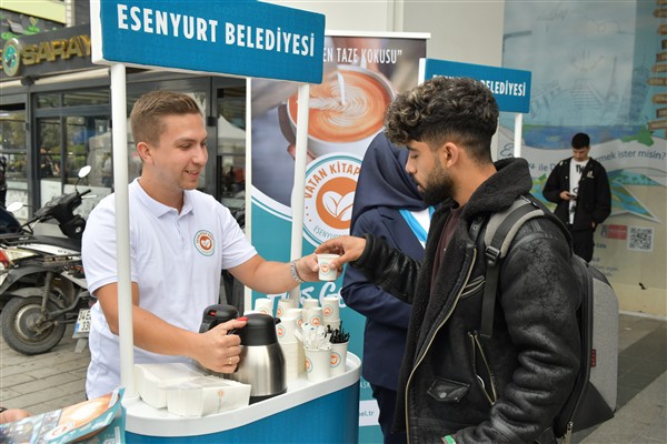 Esenyurt Belediyesi’nden gençlere ücretsiz kahve ikramı