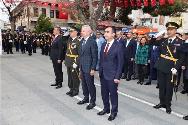 Karaman’da 29 Ekim Cumhuriyet Bayramı çelenk sunma töreni ile başladı