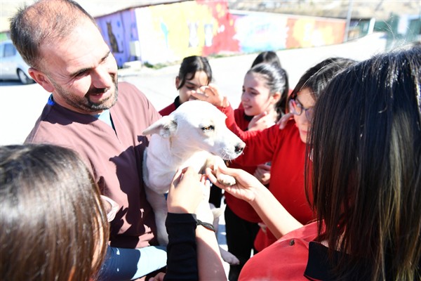Öğrencilerden Sokak Hayvanları Rehabilitasyon ve Bakım Merkezi’ne ziyaret
