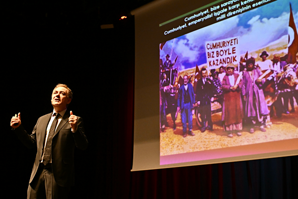 Başkan Uysal, “Sinan Meydan’la Adım Adım Cumhuriyet” söyleşisine katıldı