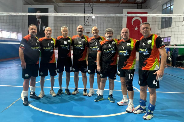 Osmangazi’nin veteran voleybolcuları şampiyon oldu