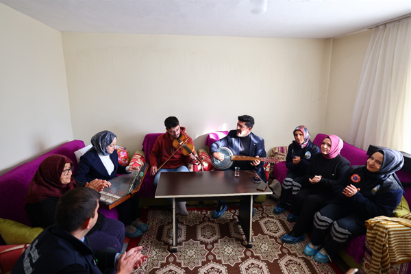 Tokat Belediyesi’nden yaşlılara temizlik ve canlı müzik hizmeti