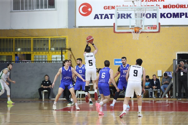 Sakarya Büyükşehir Basketbol Takımı, Ege Üniversitesi Daçka’yı mağlup etti