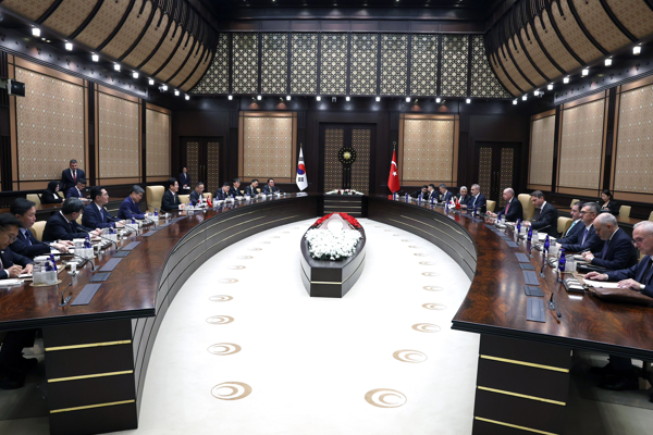 Cumhurbaşkanı Erdoğan, Myung ile heyetler arası görüşme yaptı