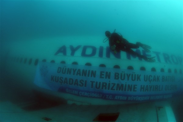 Neopolis AIRBUS A-300 batık uçağı, turistlerden ilgi görüyor