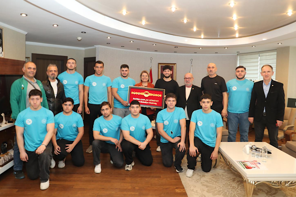 Başkan Hürriyet, İzmitli Pehlivanları ağırladı