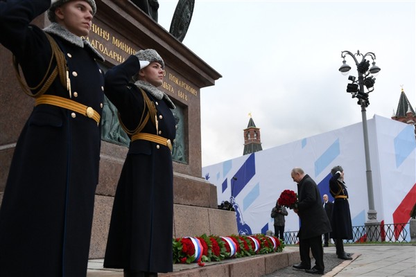 Putin, Ulusal Birlik Günü’nde Kızıl Meydan’da çelenk bıraktı