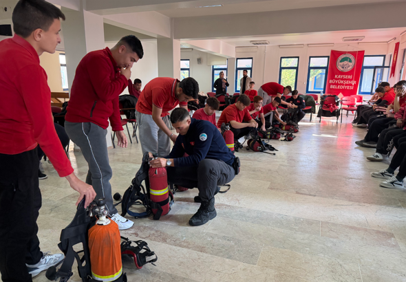 Büyükşehir İtfaiyesi’nden stajyer lise öğrencilerine eğitim desteği