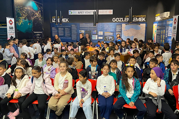 İzmit’te öğrencilere deprem farkındalığını simülasyonu