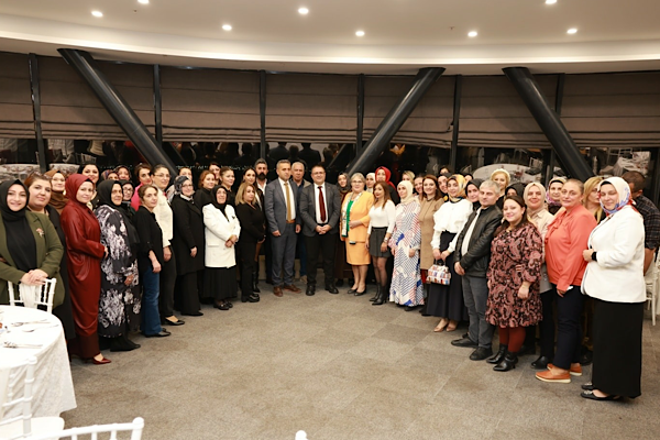 Derince’de 24 Kasım Öğretmenler Günü kutlandı