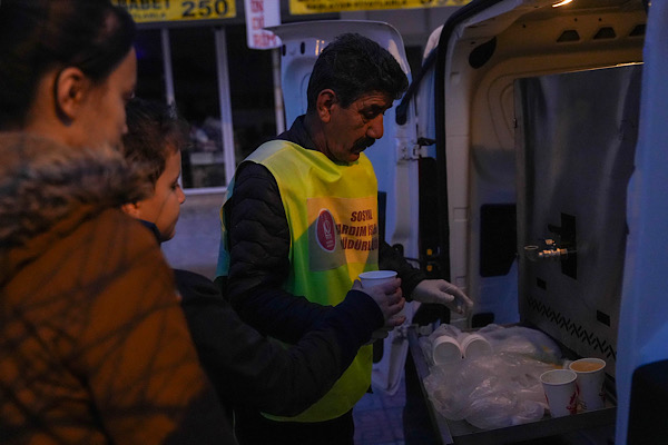 Keçiören’de vatandaşlara sıcak çorba ikramı yapılıyor