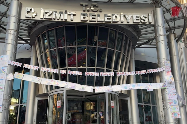 İzmitli öğrencilerinin resimleri belediye binasında sergilendi