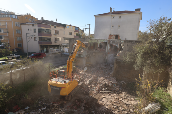 Çayırova’da metruk binalar yıkılıyor
