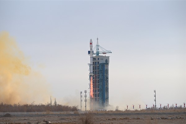 Çin uzaya 3 yeni uydu gönderdi