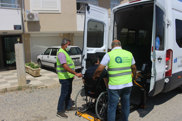 Büyükşehir’in “Engelsiz Hizmet Aracı” hizmeti devam ediyor