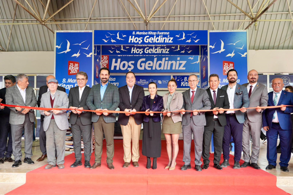 Kitap fuarı, Manisa’da vatandaşlarla buluştu