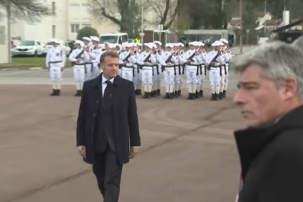 Fransa, gönüllü askerlik hizmetini uygulamaya koyacak