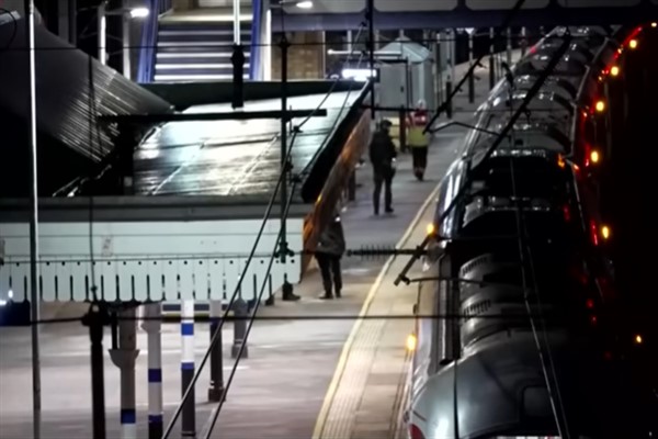 İngitere’de bıçaklı tren saldırısında bir İngiliz tutuklandı