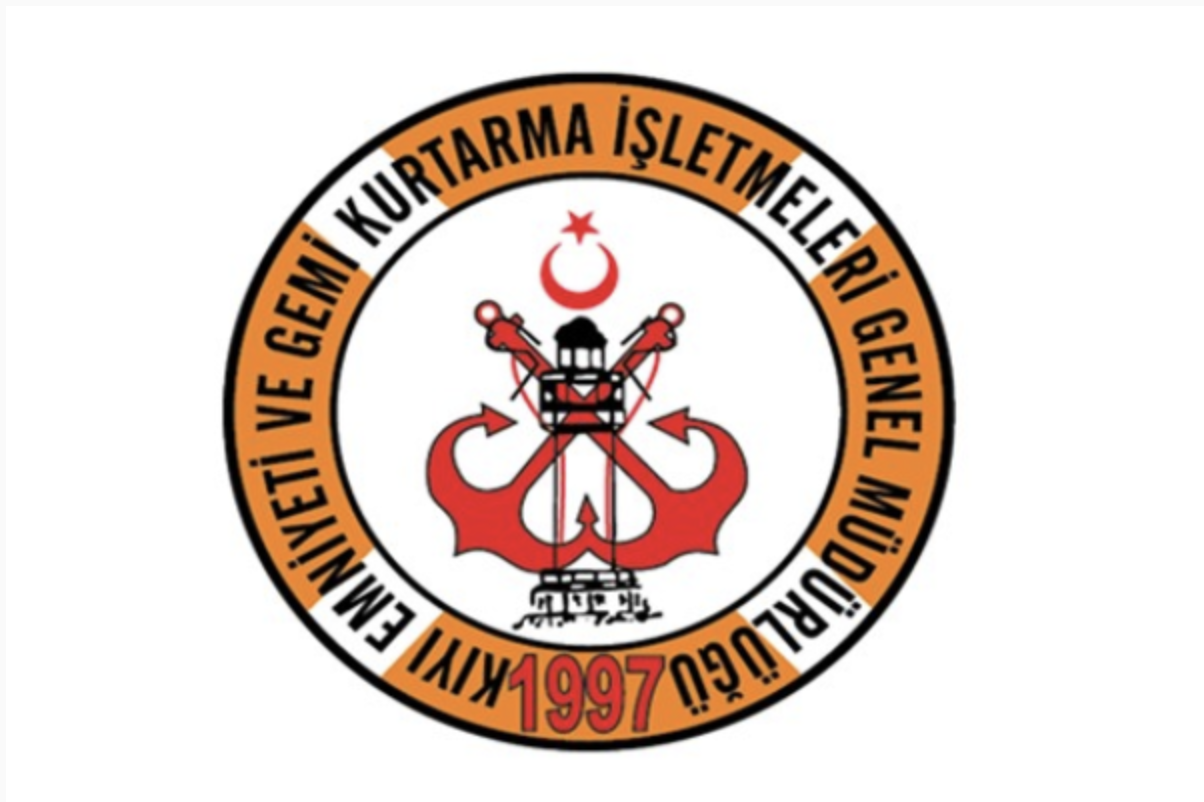 KEGM: Arnavutköy açıklarında sürüklenen tekne kurtarıldı