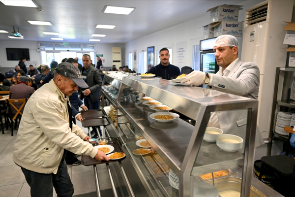 Bornova’da kent lokantalarında Durbay’ın hayrına ücretsiz yemek hizmeti verildi