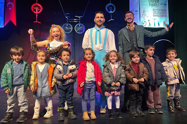 Büyükşehir’den kreş öğrencilerine akrobasi gösterisi