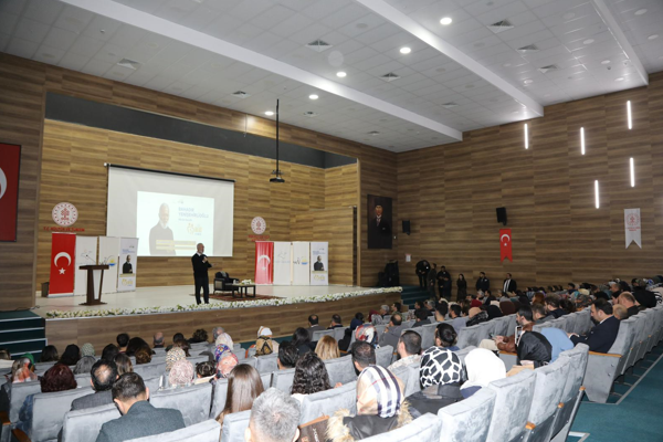 Van’da “Aile ve Gençlik” temalı bir söyleşi gerçekleştirildi