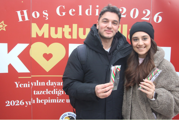 Kartal’da yeni yıla özel yılbaşı şapkası ve şeker dağıtıldı