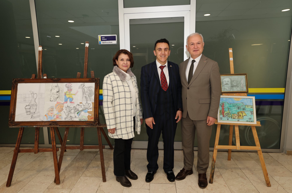 Karamürsel’de sanatçı Akan Ural’ın eserleri sergileniyor