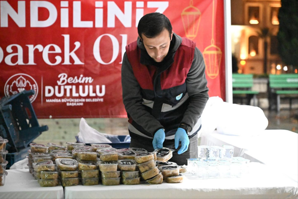 Manisa’da kandil simidi ve irmik helvası ikramı yapıldı