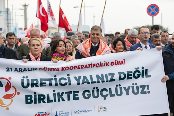 Dünya Kooperatifçilik Günü İzmir’de traktör kortejiyle kutlandı