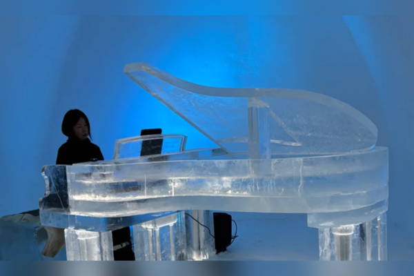 İsveç’in popüler buz hotelinin bu yılki sürprizi buzdan kuyruklu piano