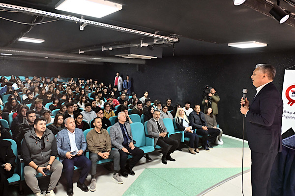 Başkan Uysal, öğrencilerle bir araya geldi