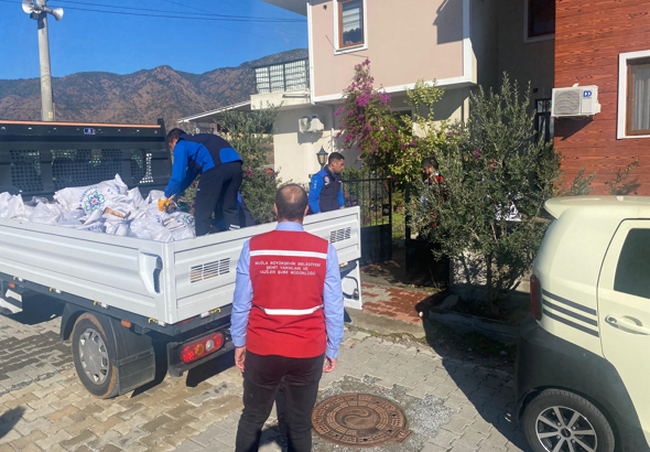 Büyükşehir, ağaç dalları ve kurumuş odunları ihtiyaç sahiplerine dağıtıyor