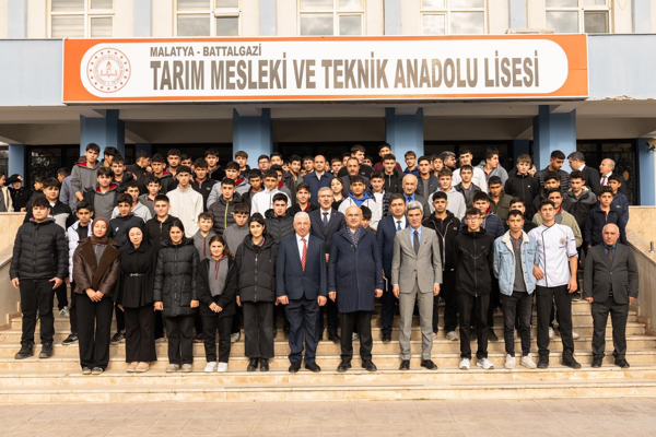 Başkan Er, ‘Kariyer Günleri’ kapsamında öğrencilerle bir araya geldi