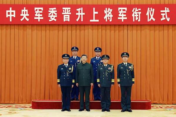 Xi, iki subaya orgenerallik terfi sertifikasını takdim etti