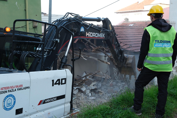 Yıldırım’da metru binaların yıkımları yapıldı