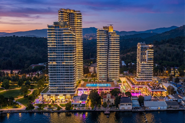 Şehrin tek sahil projesi Neva Yalı İzmir’de ‘yıldızlar’ konuştu