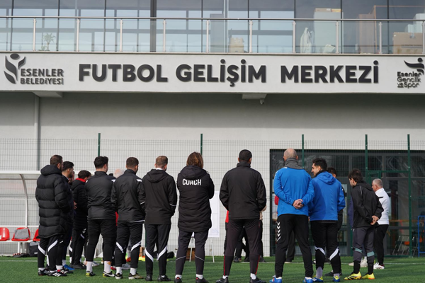 Esenler Belediyesi Futbol Gelişim Merkezi’nde Antrenörlük Kursu